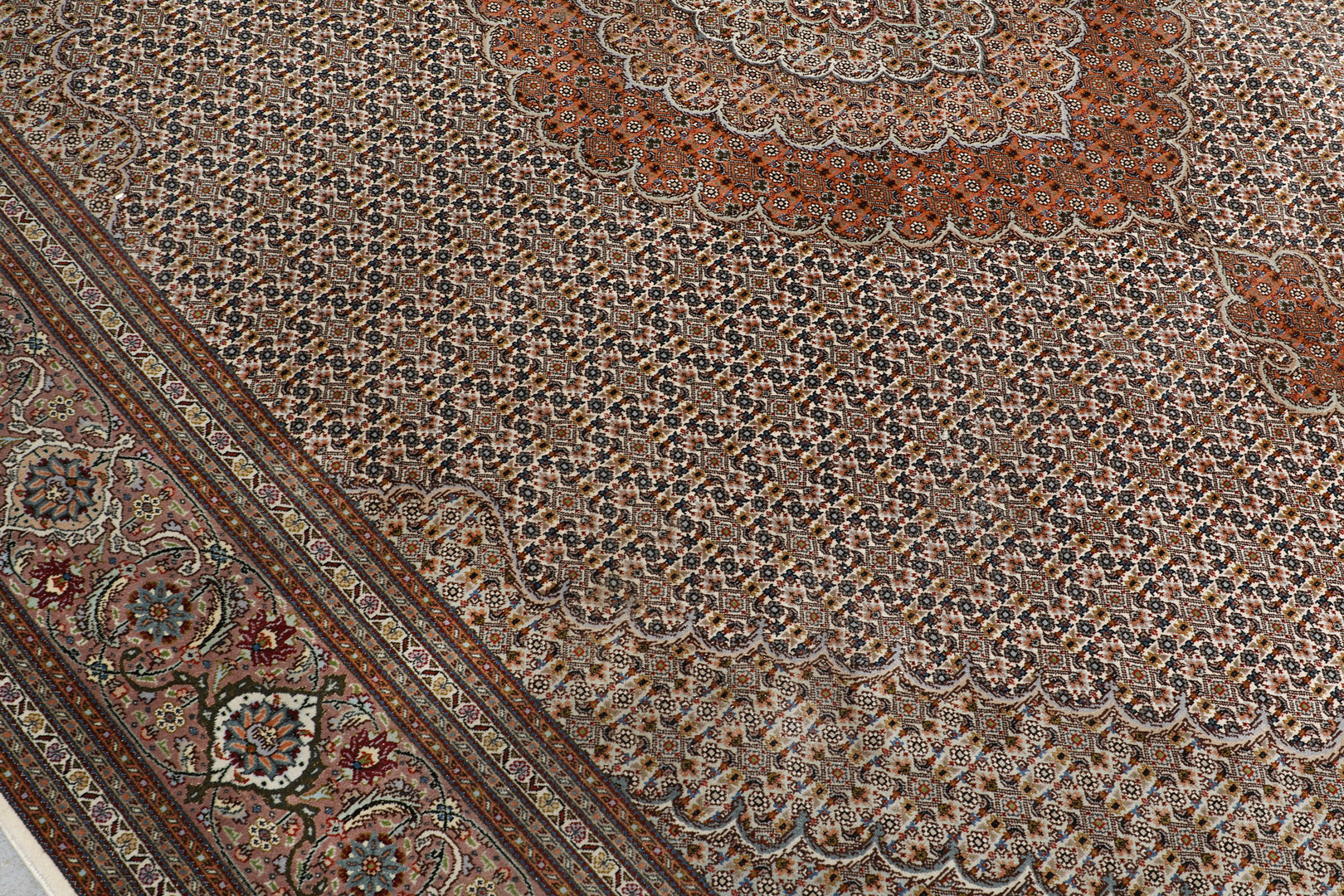 MATTA. Täbriz part silk fine s.k 50 radj ca 500.000 knutar / kvm, 350 x 250 cm.