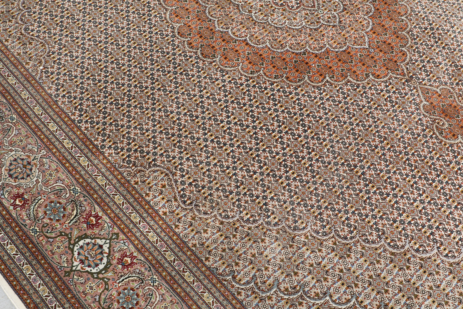 MATTA. Täbriz part silk fine s.k 50 radj ca 500.000 knutar / kvm, 350 x 250 cm.