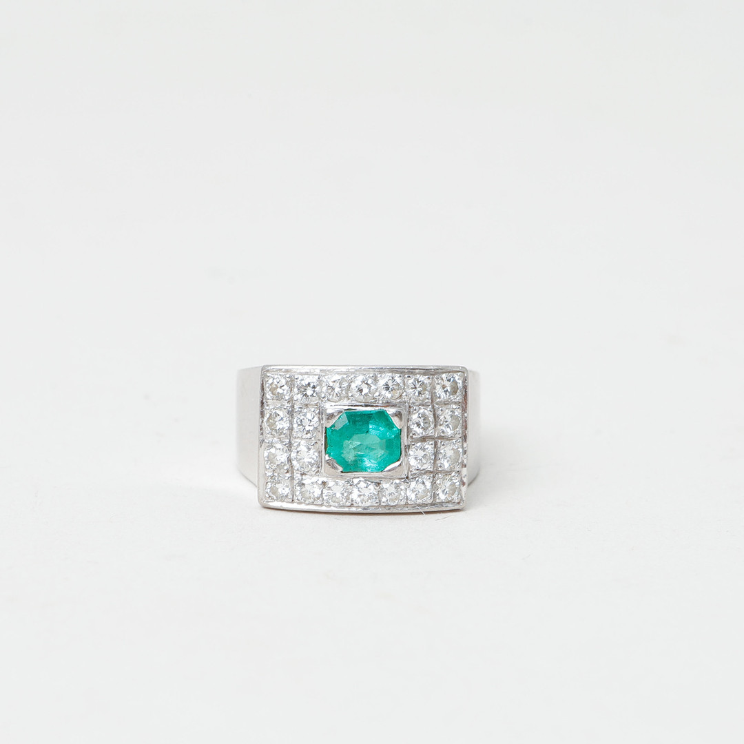 RING, 18k vitguld, smaragd 0,73ct, samt diamanter 0,74ct, vikt ca 12 gram, Guld & Juveler, Stockholm, 1968.