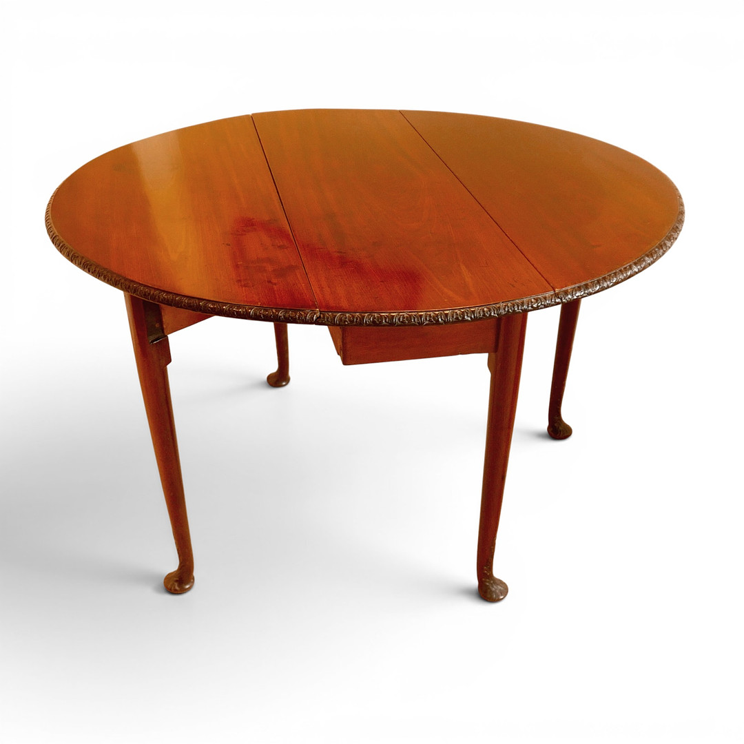 A GEORGIAN MAHOGANY GATELEG TABLE.