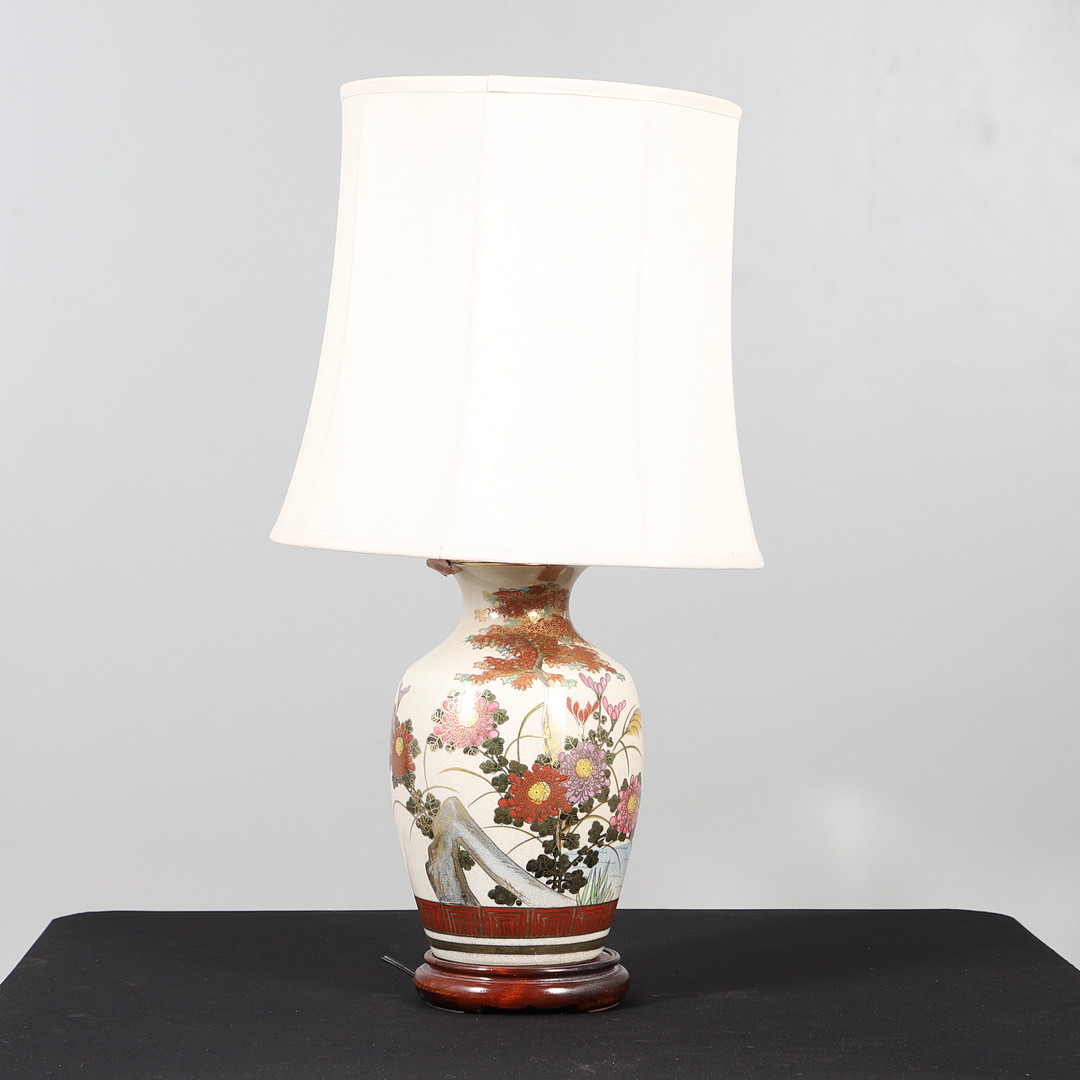 JAPANESE PORCELAIN TABLE LAMP.