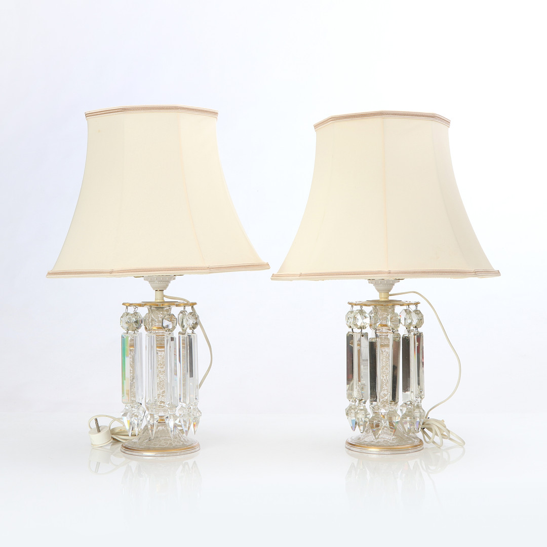 BORDSLAMPOR, ETT PAR. Glas med förgylld och etsad dekor samt stora glasprismor, 18/1900-tal.