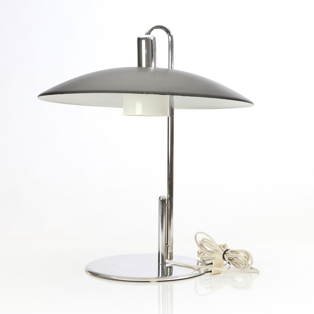 LINDAU & LINDEKRANTZ, BORDSLAMPA. "Zero", förkromad metall med svartlackerad plåtskärm.