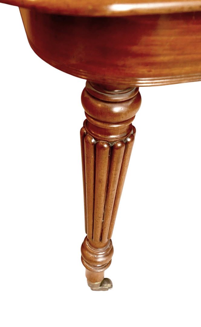 A LARGE 19TH CENTURY MAHOGANY DINING TABLE IN THE GILLOWS STYLE.