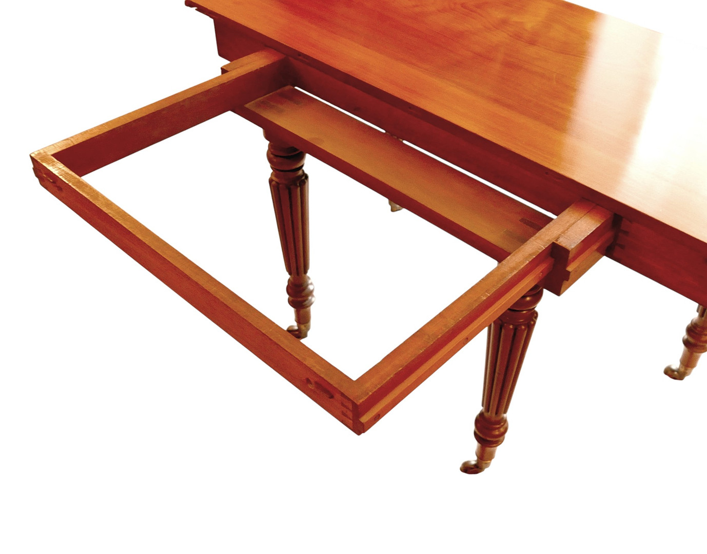 A LARGE 19TH CENTURY MAHOGANY DINING TABLE IN THE GILLOWS STYLE.
