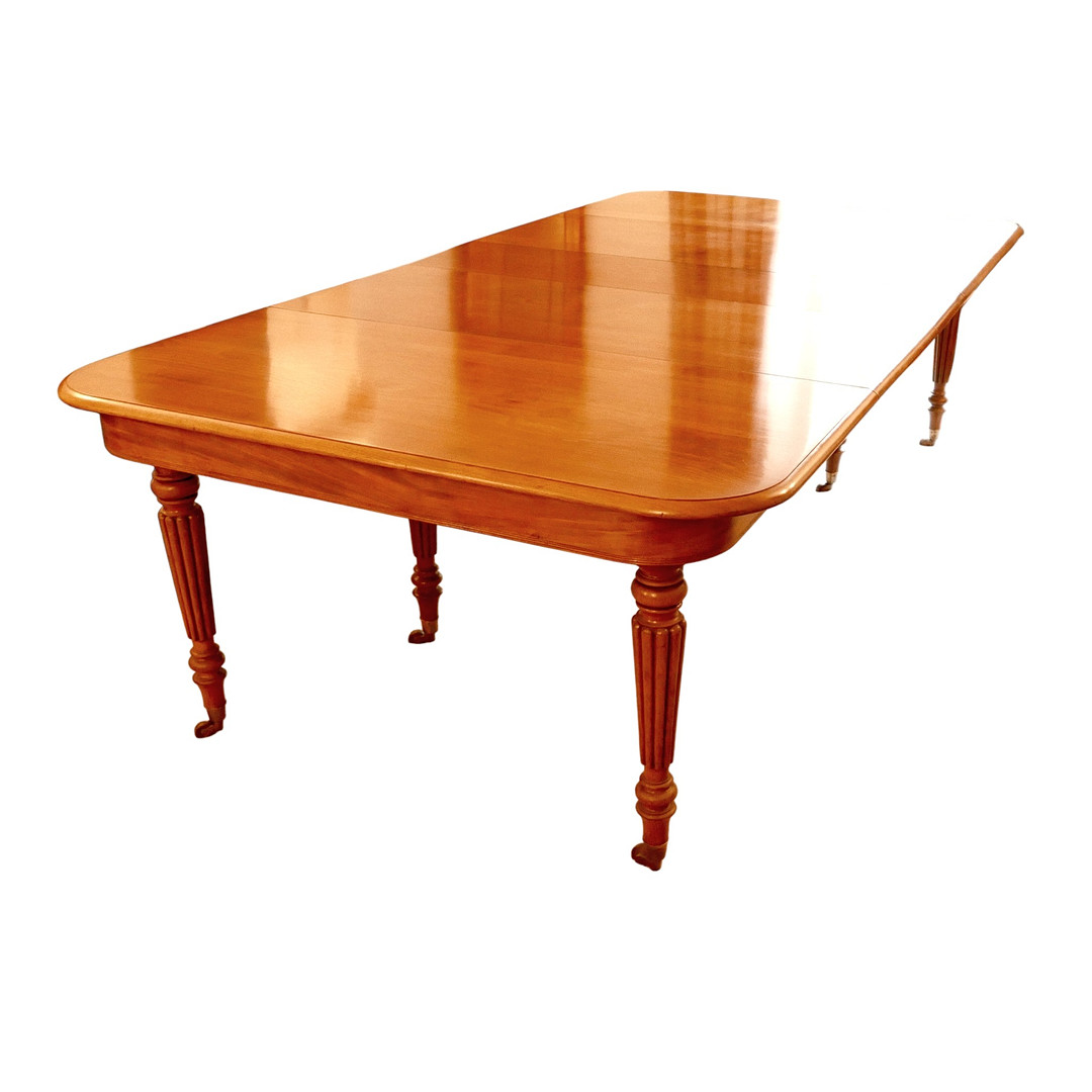 A LARGE 19TH CENTURY MAHOGANY DINING TABLE IN THE GILLOWS STYLE.