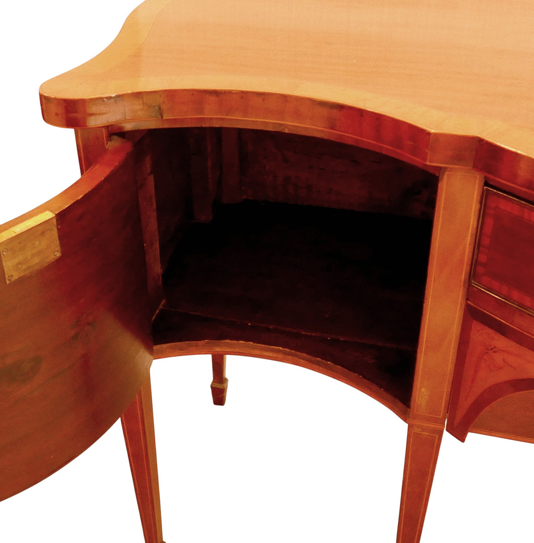 AN EDWARDIAN GEORGIAN STYLE SERPENTINE SIDEBOARD.