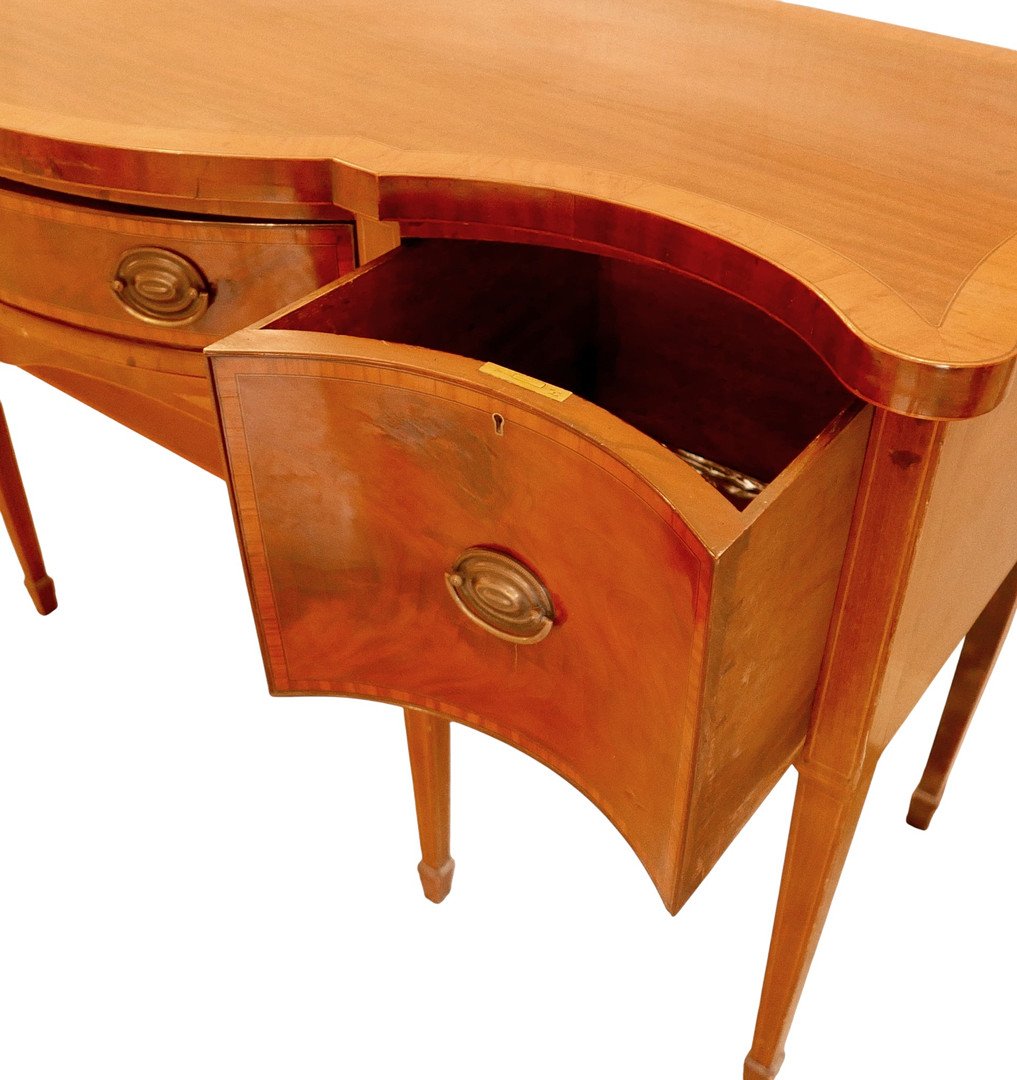 AN EDWARDIAN GEORGIAN STYLE SERPENTINE SIDEBOARD.