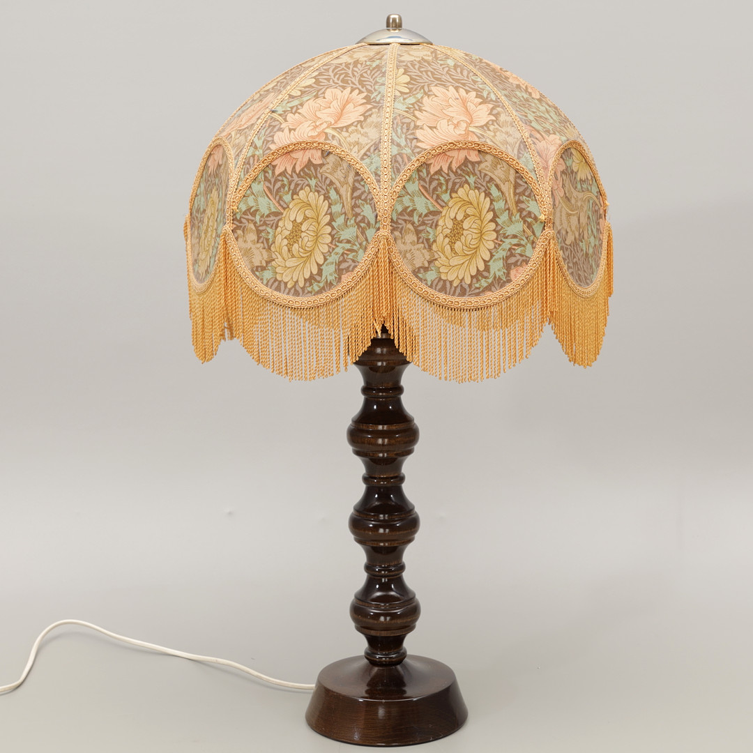 BORDSLAMPA, trä, 1900-talets andra hälft.