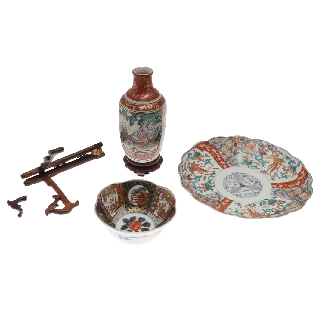 AN IMARI CUP AND DISH, AND A KUTANI VASE.