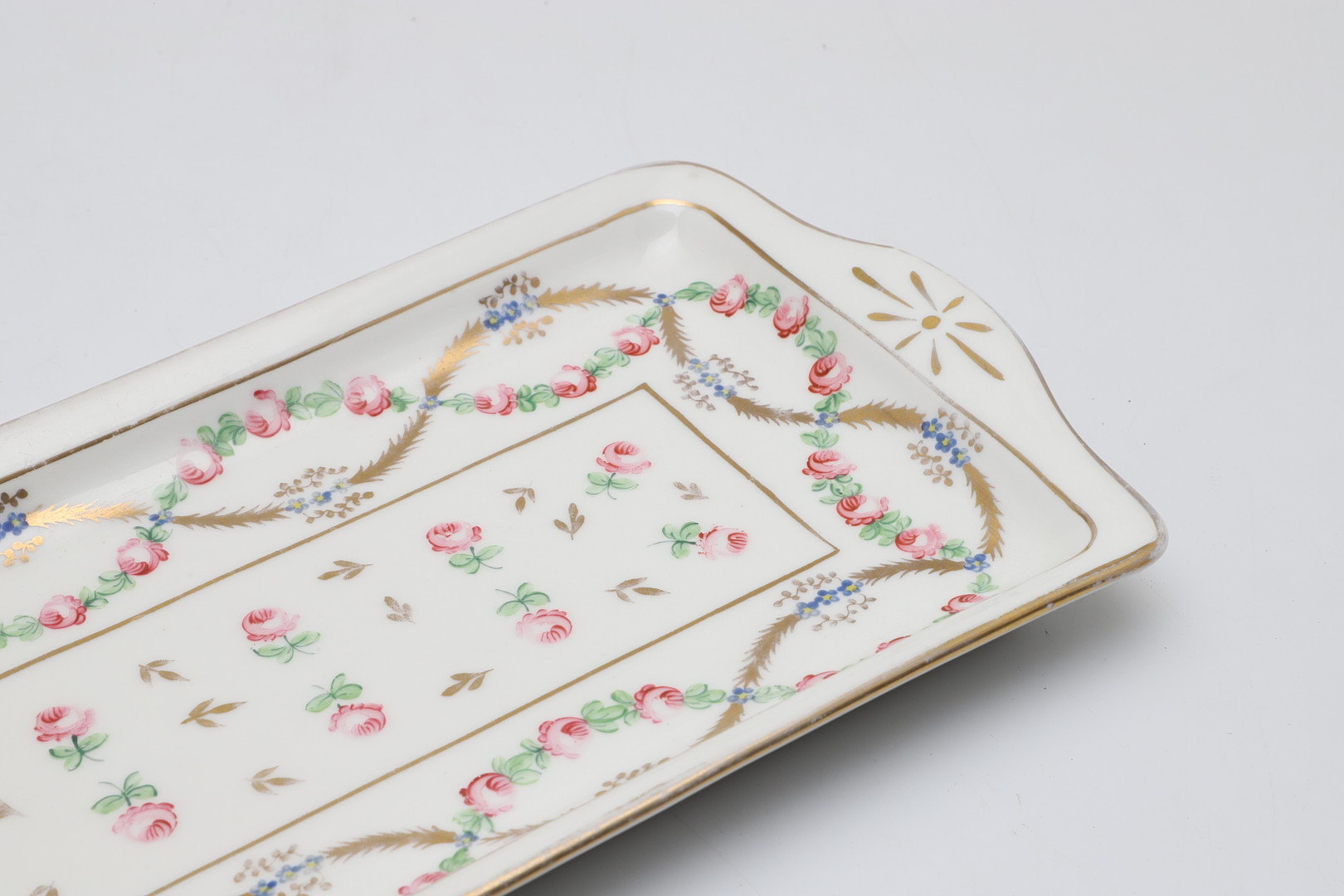 A 20TH CENTURY MEISSEN TWO-HANDLED TRAY.