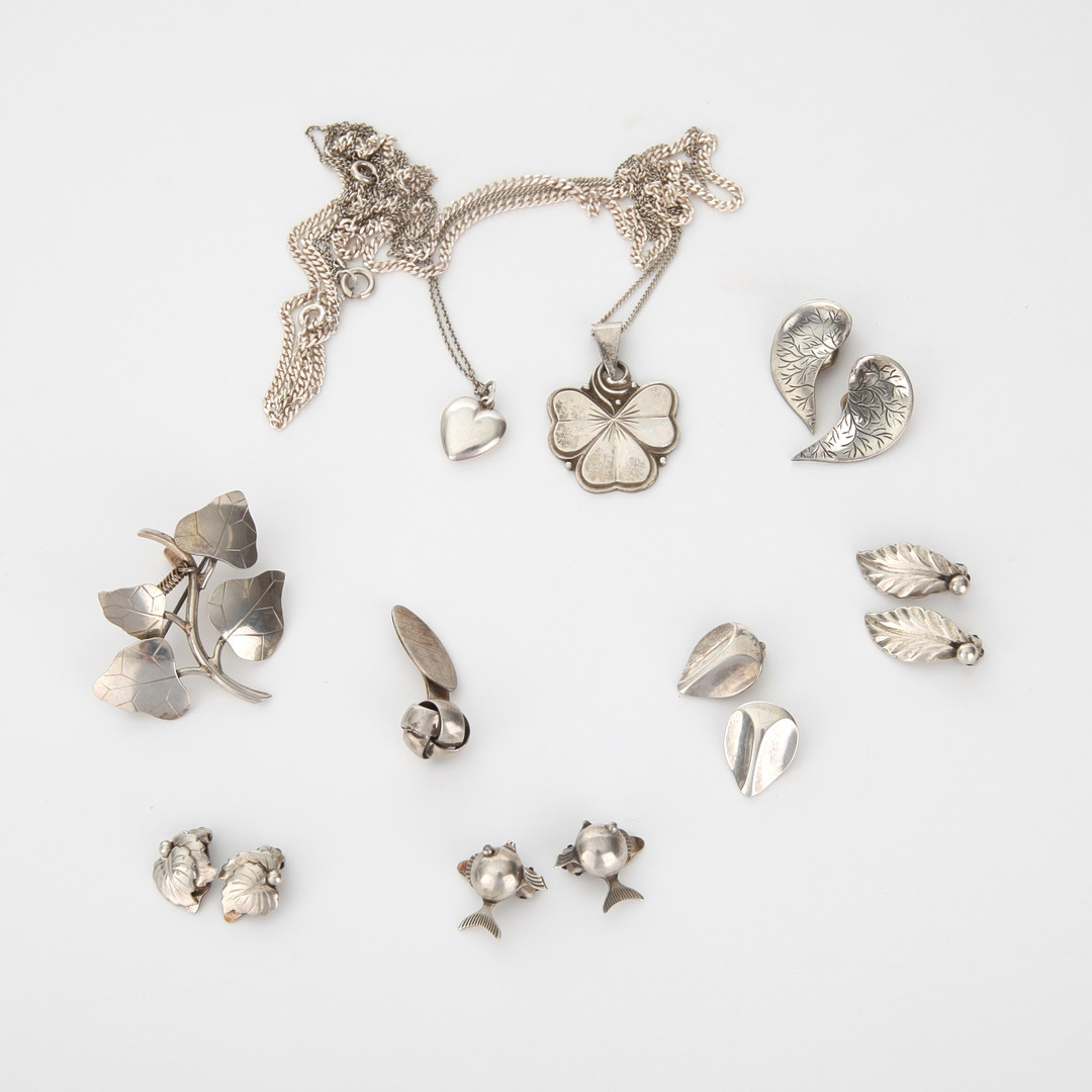 SILVERSMYCKEN, 17 delar, örhängen, halsband, hängen och brosch, Danmark och Sverige, 1900-tal.