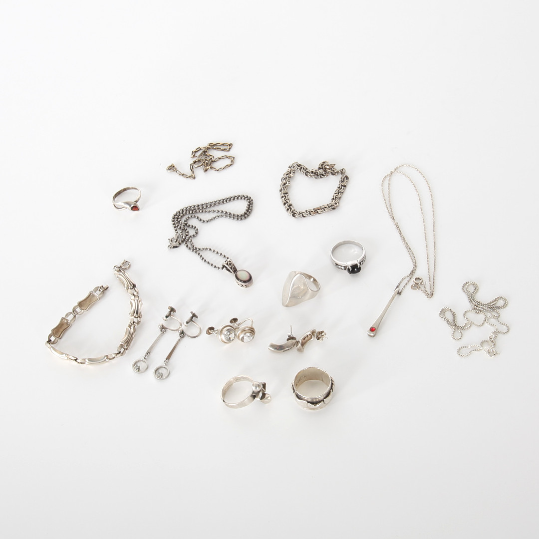 SILVERSMYCKEN, 19 delar, ringar, örhängen, armband, halsband och hänge.