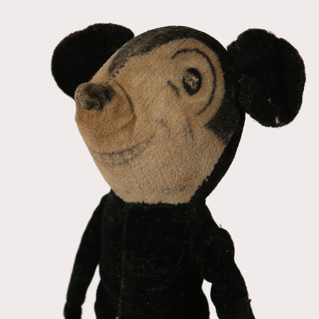 "OSCAR THE DOG" Hans Bölling för ARCHITECT MADE, Danmark, design år 1953. Samt Musse Pigg 1930-tal.