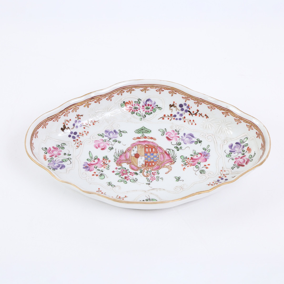 Kinesisk eksport fad af porcelæn med våbenskjold, faux Edmé Samson, 1900-tallets begyndelse.