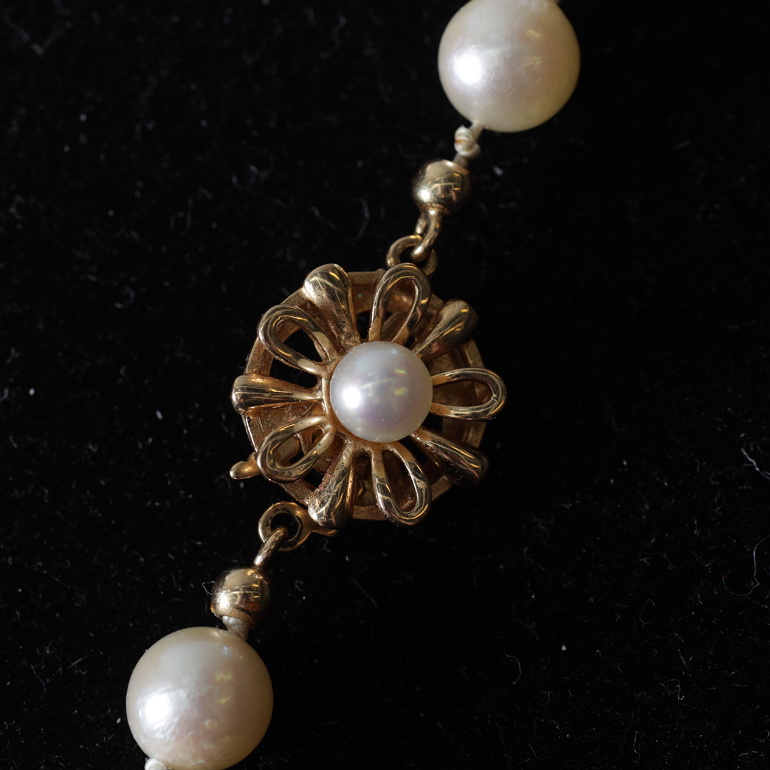 PÄRLCOLLIER, lås i 18K guld, JKa.