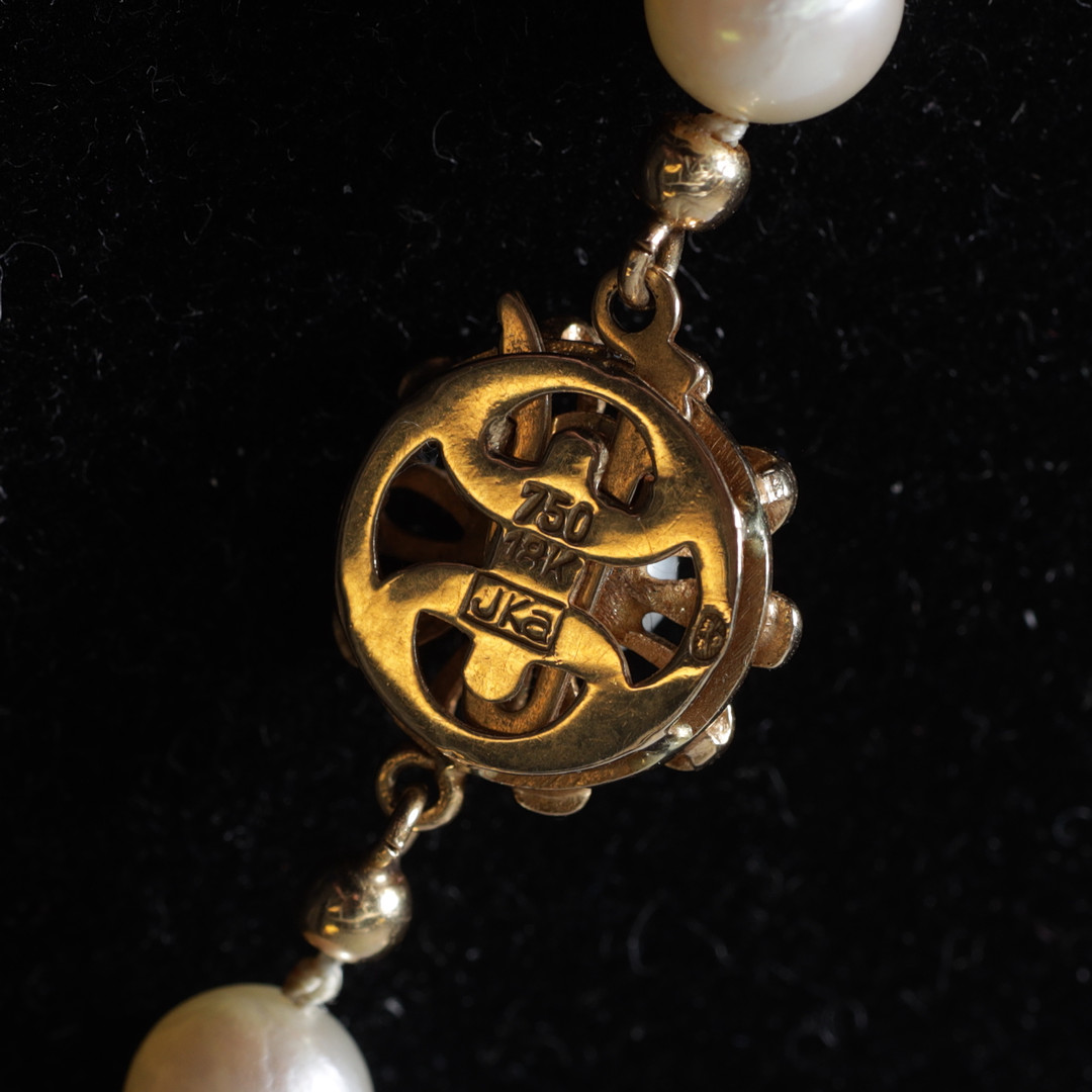 PÄRLCOLLIER, lås i 18K guld, JKa.