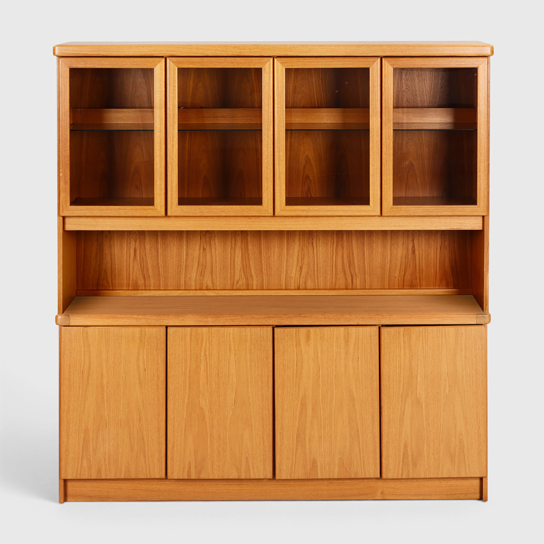 CHRISTIAN LINNEBERG. Skænk samt overdel / vitrineskab af lys teak. A/S Christian Linnebergs Møbelfabrik, 1970-80'erne. (2).