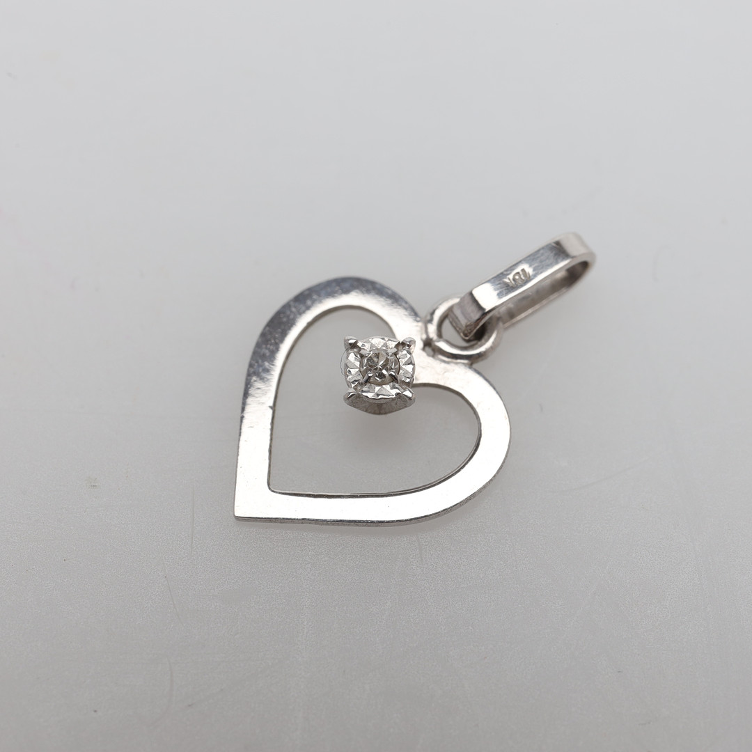 BERLOCK vitguld 18K, med diamant, bruttovikt ca 0,5 gram.