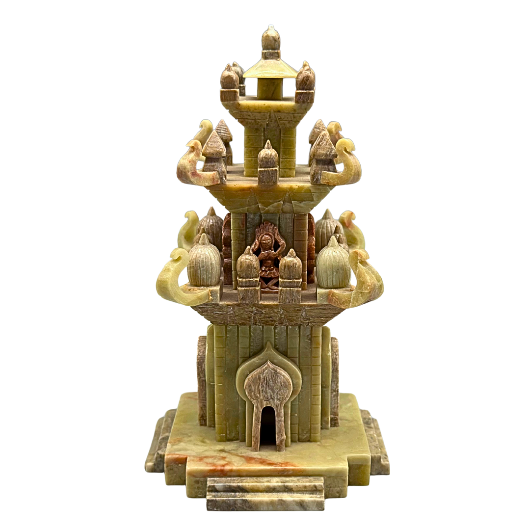 DETAILLIERTE PAGODEN-SKULPTUR AUS JADE.