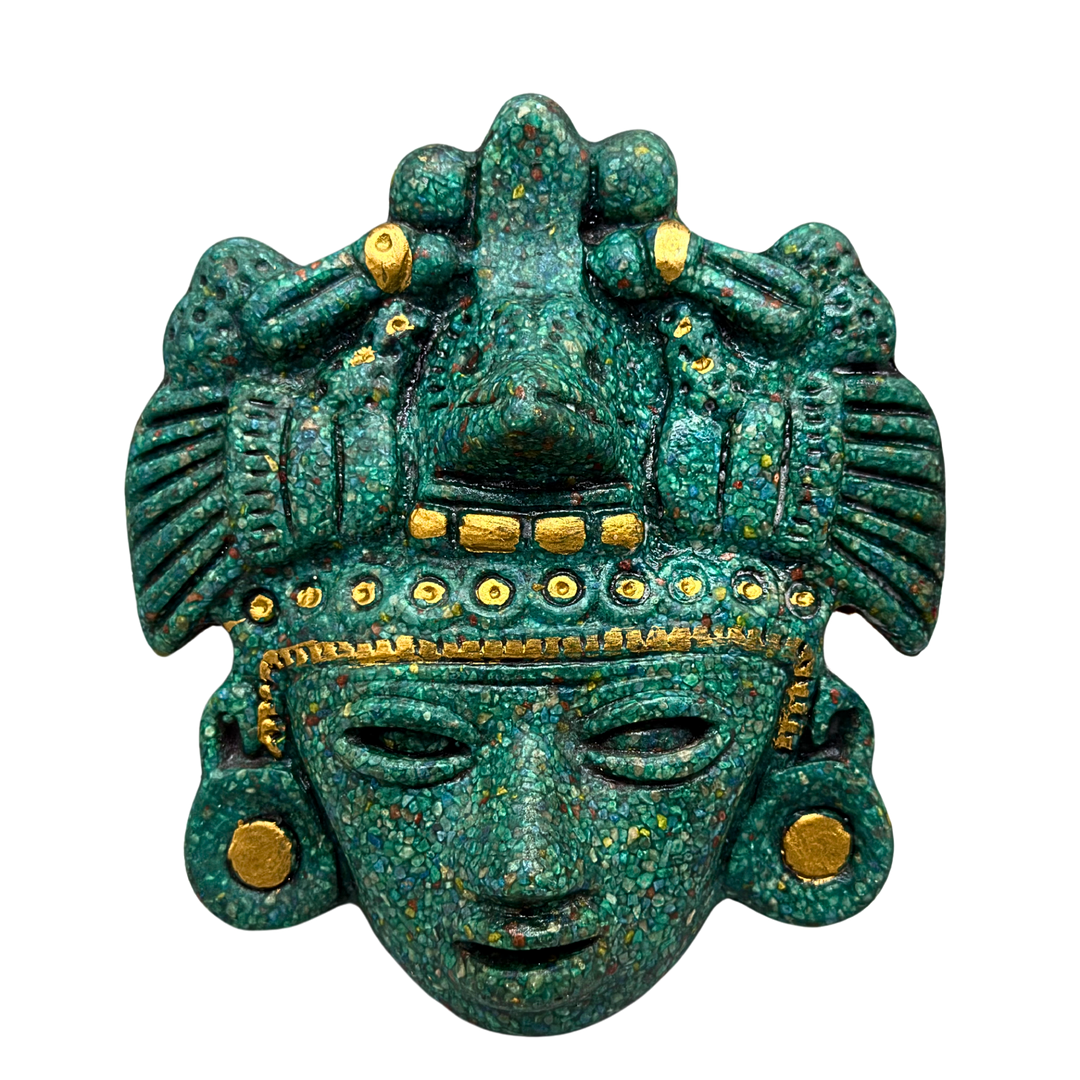 MAYA-WANDMASKE AUS ZERKLEINERTEM MALACHIT MIT GOLDENEN AKZENTEN.