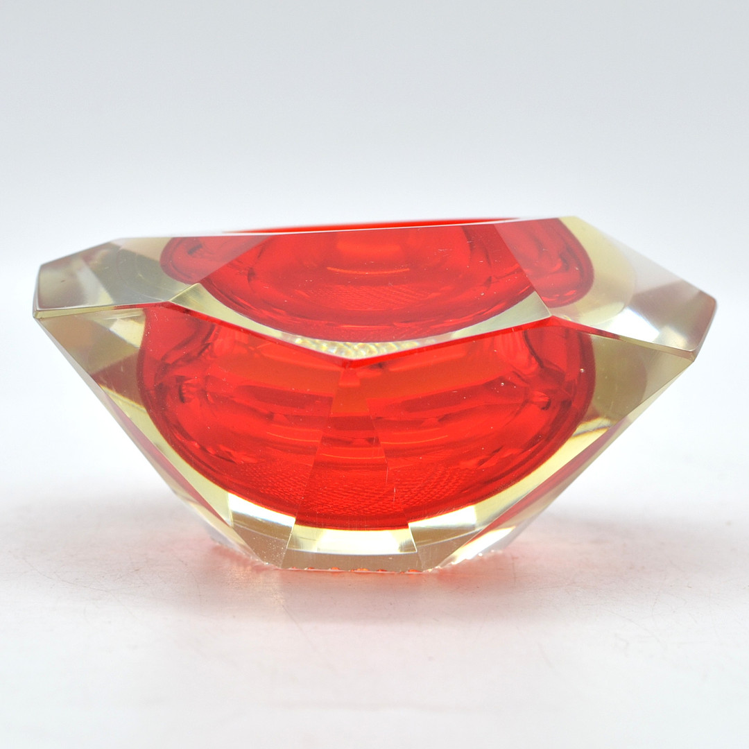 ALESSANDRO MANDRUZZATO. C. CAMPANELLA & C., MURANO DESIGNERSCHALE, STUDIOGLAS, FACETTIERTE WANDUNG UND STRUKTUROBERFLÄCHE, SOMMERSO, ITALIEN, UM 1950.