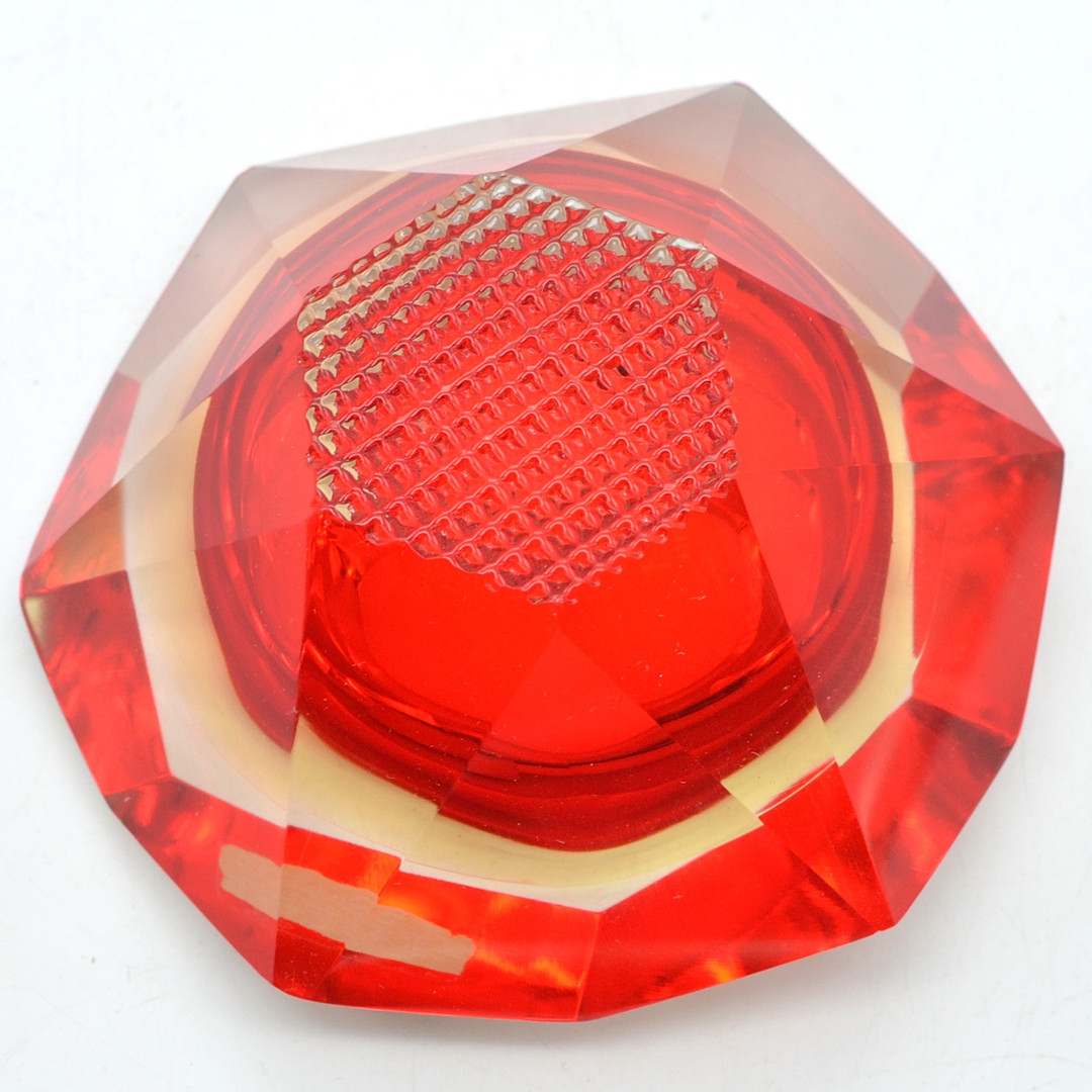 ALESSANDRO MANDRUZZATO. C. CAMPANELLA & C., MURANO DESIGNERSCHALE, STUDIOGLAS, FACETTIERTE WANDUNG UND STRUKTUROBERFLÄCHE, SOMMERSO, ITALIEN, UM 1950.