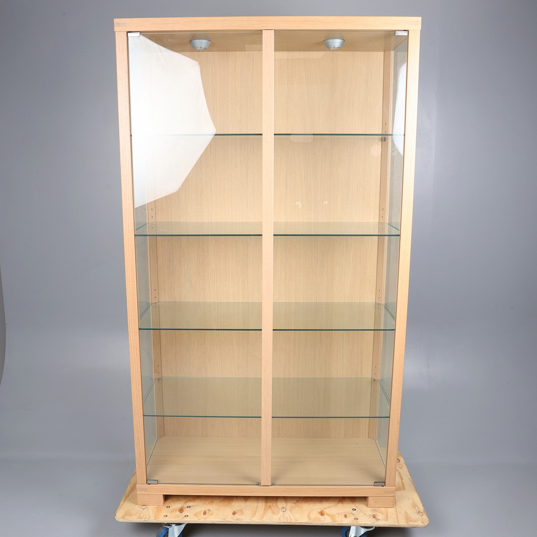 ITALIAN CALLIGARIS LIGHT OAK DISPLAY CABINET.