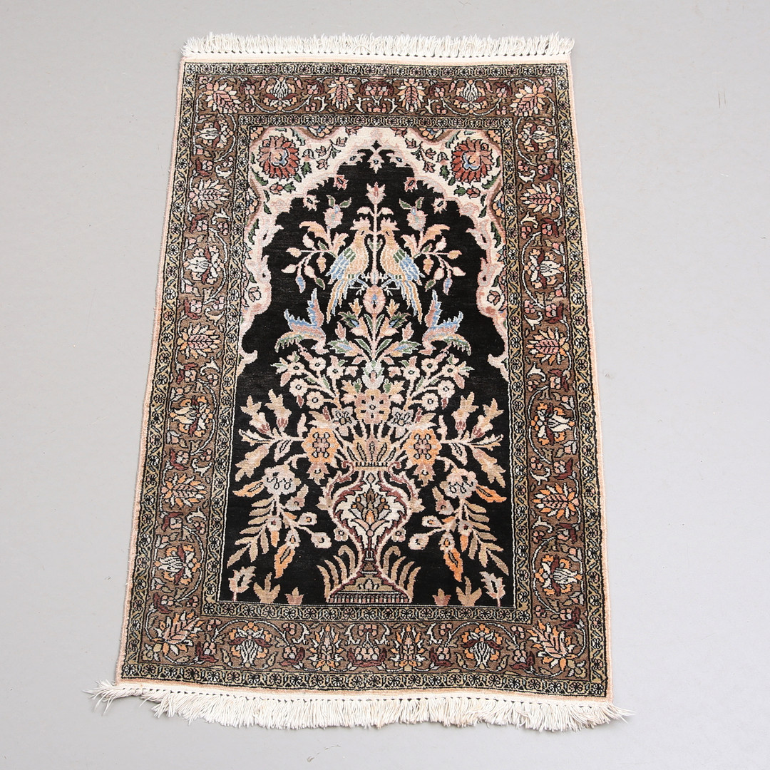 ORIENTALISK MATTA, Ghom, silkesinslag, 120 x 75 cm.