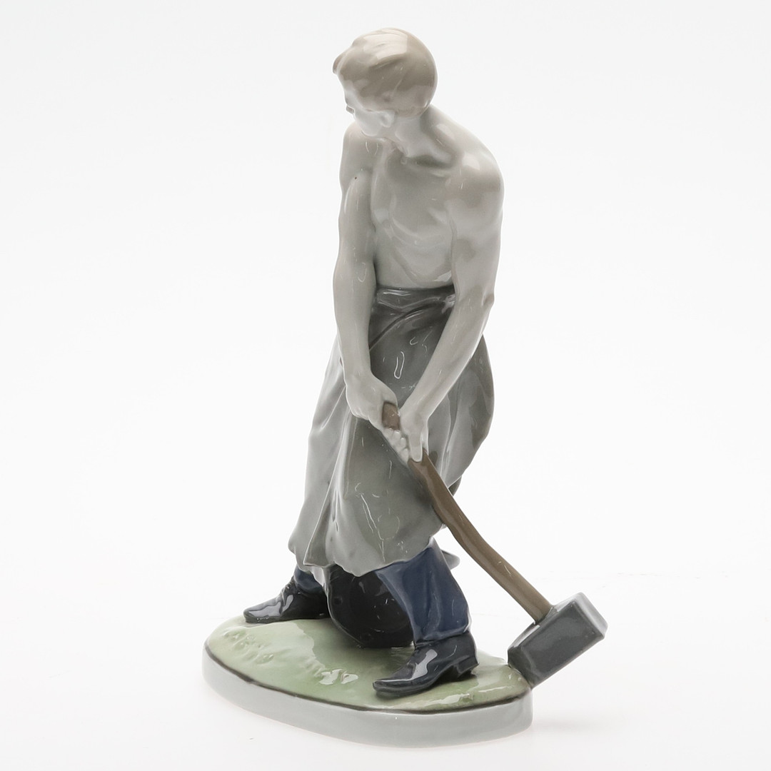 FIGURIN, Porslin, "Herre med slägga", Metzler & Ortloff, Tyskland, 1900-tal.