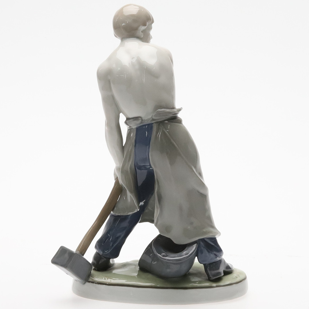 FIGURIN, Porslin, "Herre med slägga", Metzler & Ortloff, Tyskland, 1900-tal.