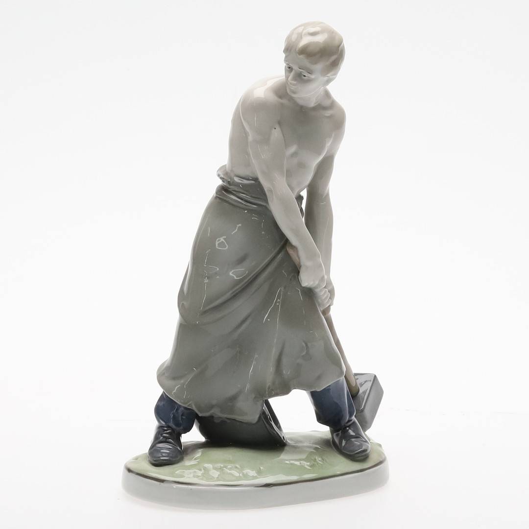 FIGURIN, Porslin, "Herre med slägga", Metzler & Ortloff, Tyskland, 1900-tal.