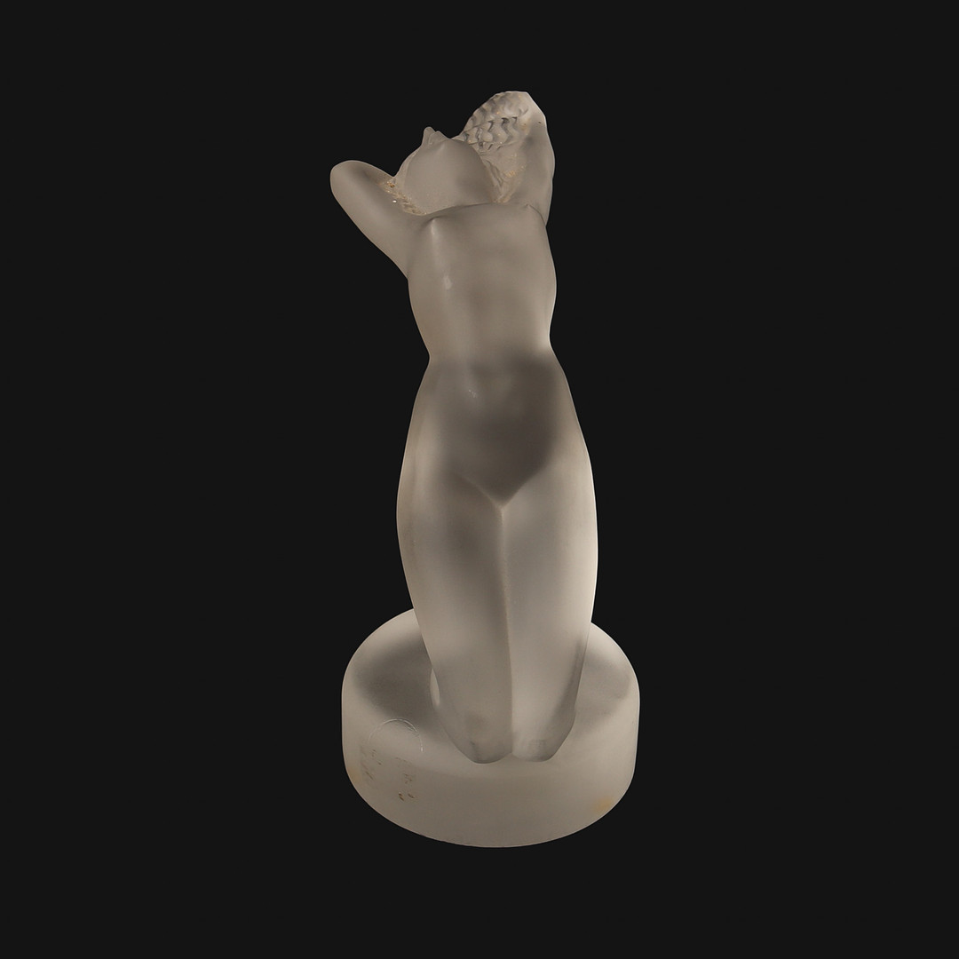 LALIQUE, kylarprydnad, opaliserande glas. "Chrysis", skapad av Rene Lalique år 1931. Detta ex, är tillverkat efter år 1946.