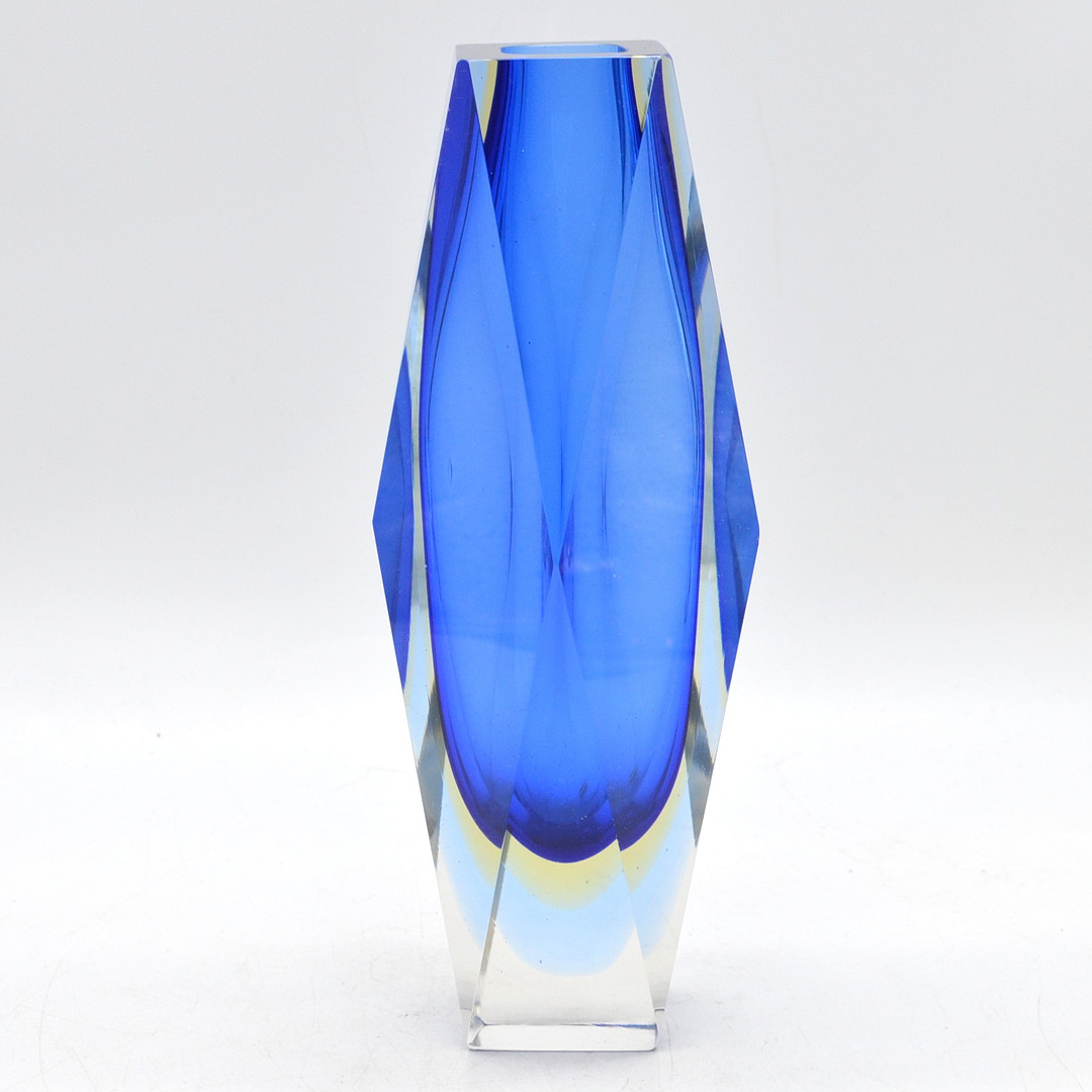 FLAVIO POLI. MURANO DESIGNERVASE, STUDIOGLAS, FACETTIERTE WANDUNG, SOMMERSO, ITALIEN, UM 1960.