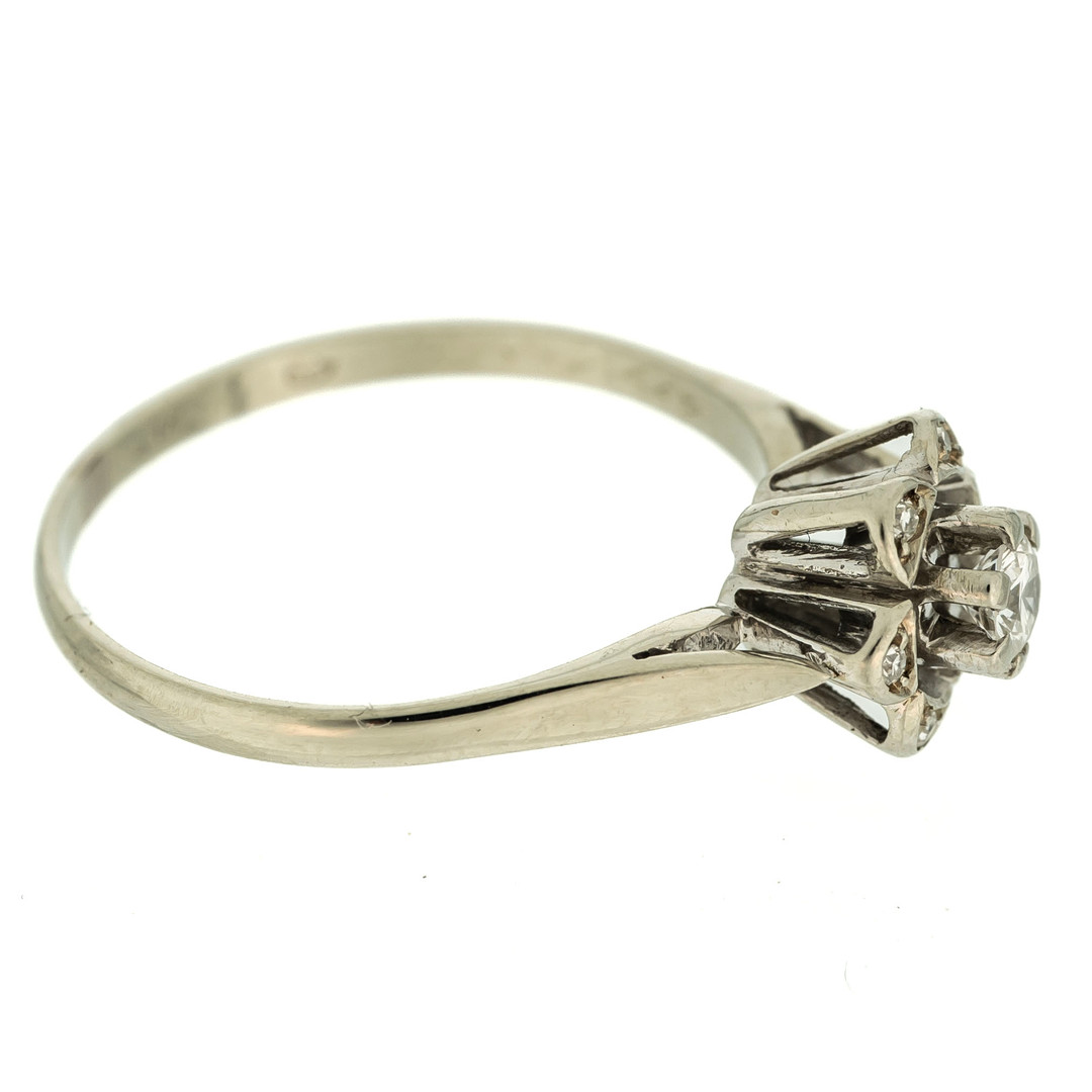 RING. 18k Guld med briljantslipade diamanter 1900-tal.
