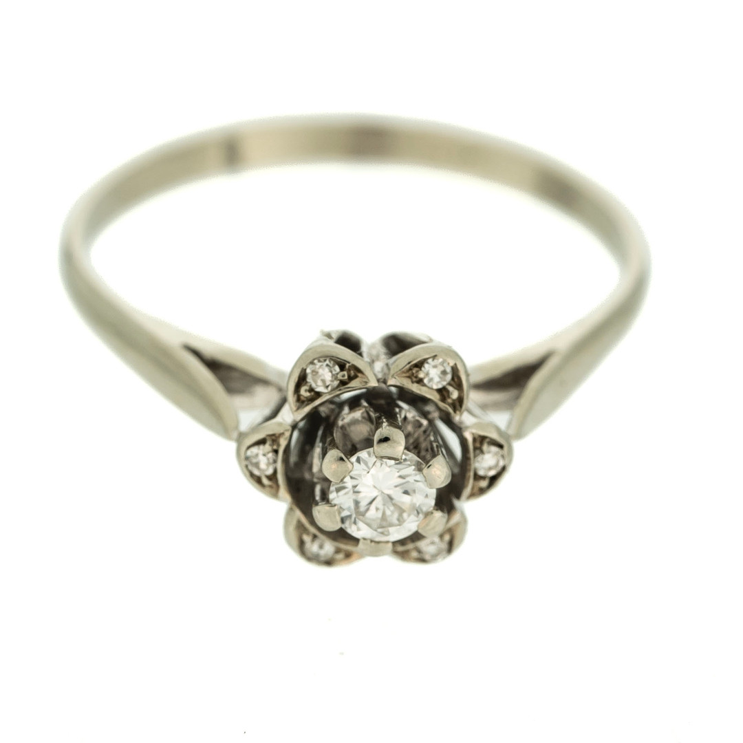RING. 18k Guld med briljantslipade diamanter 1900-tal.