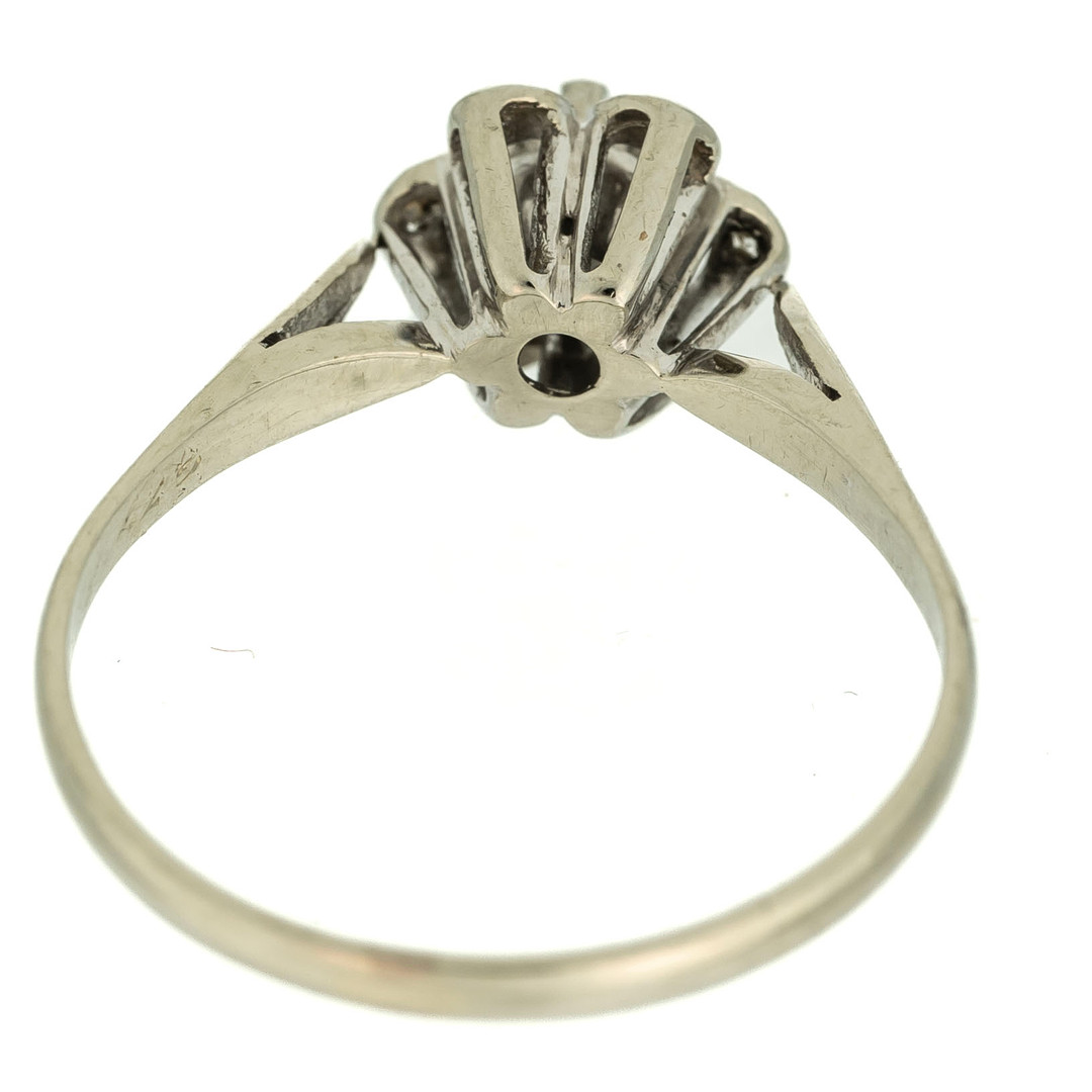 RING. 18k Guld med briljantslipade diamanter 1900-tal.