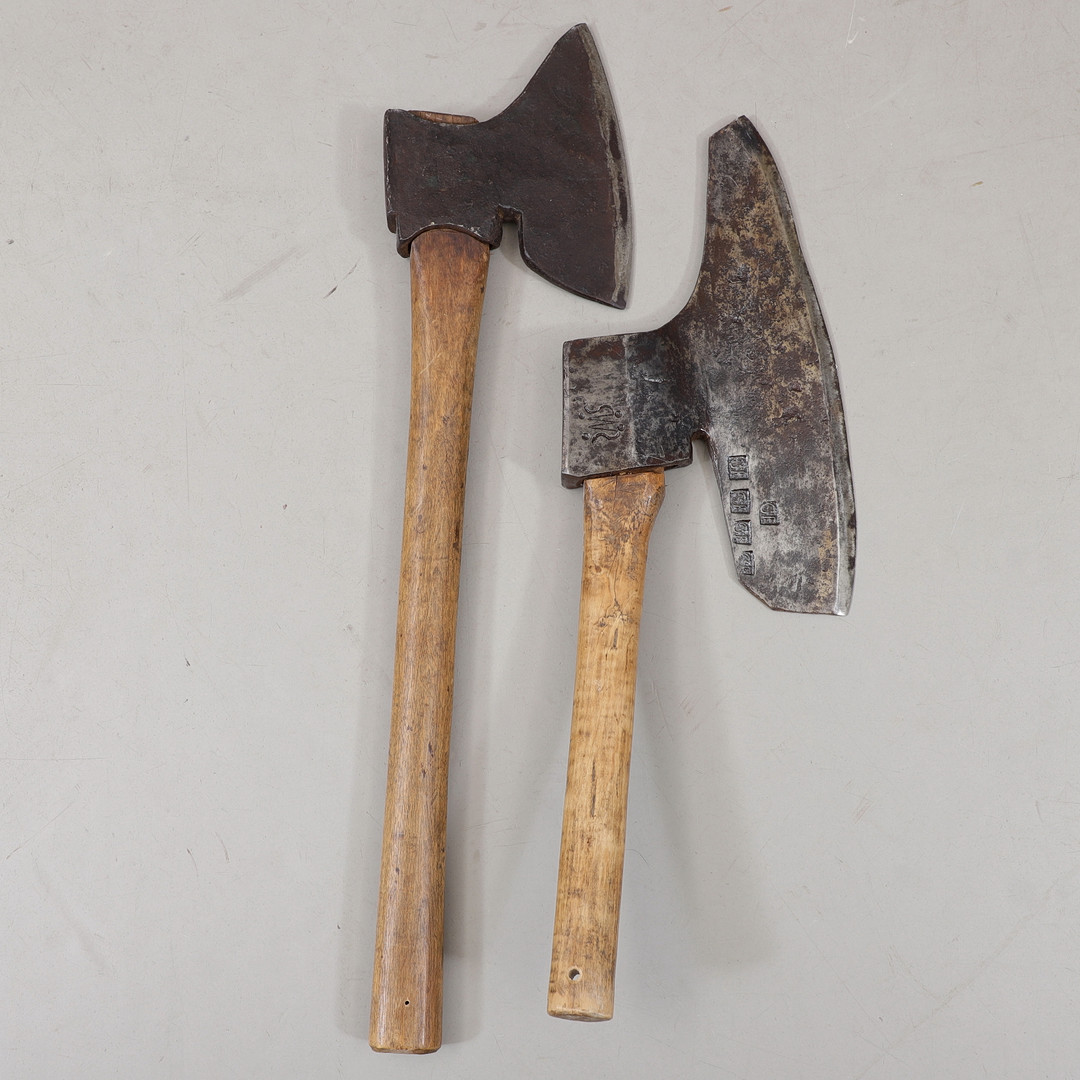 TIMMERBILOR, 2 st, trä/metall, 1900-tal.