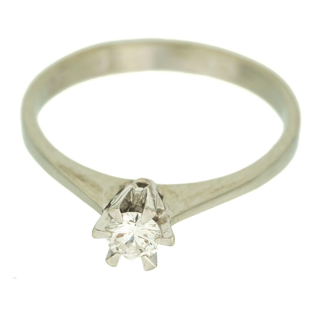 ENSTENSRING. 18K Guld med briljantslipad diamant 1900-tal.