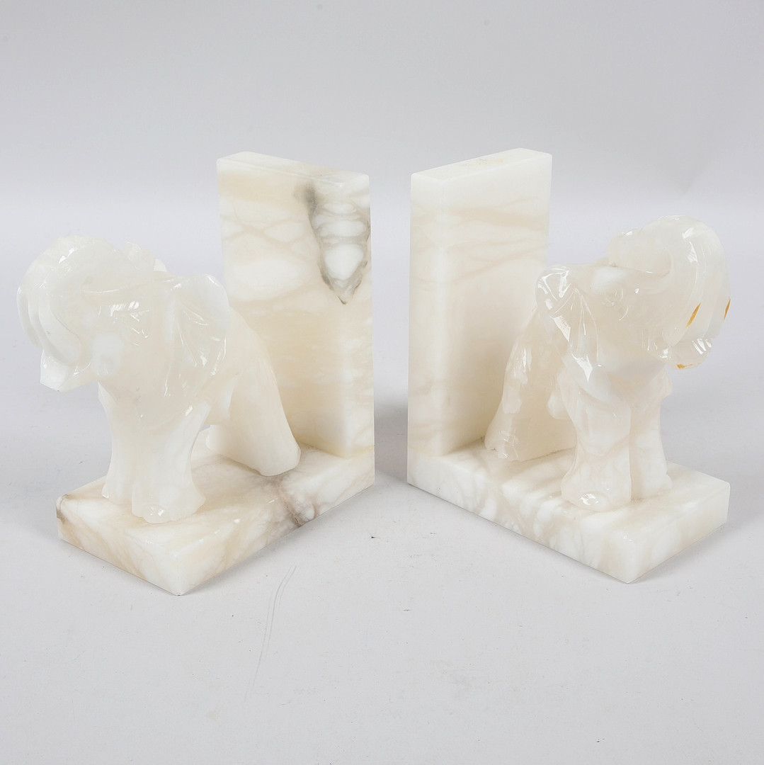 BOKSTÖD, ett par, alabaster, i form av elefanter, 1900-tal.