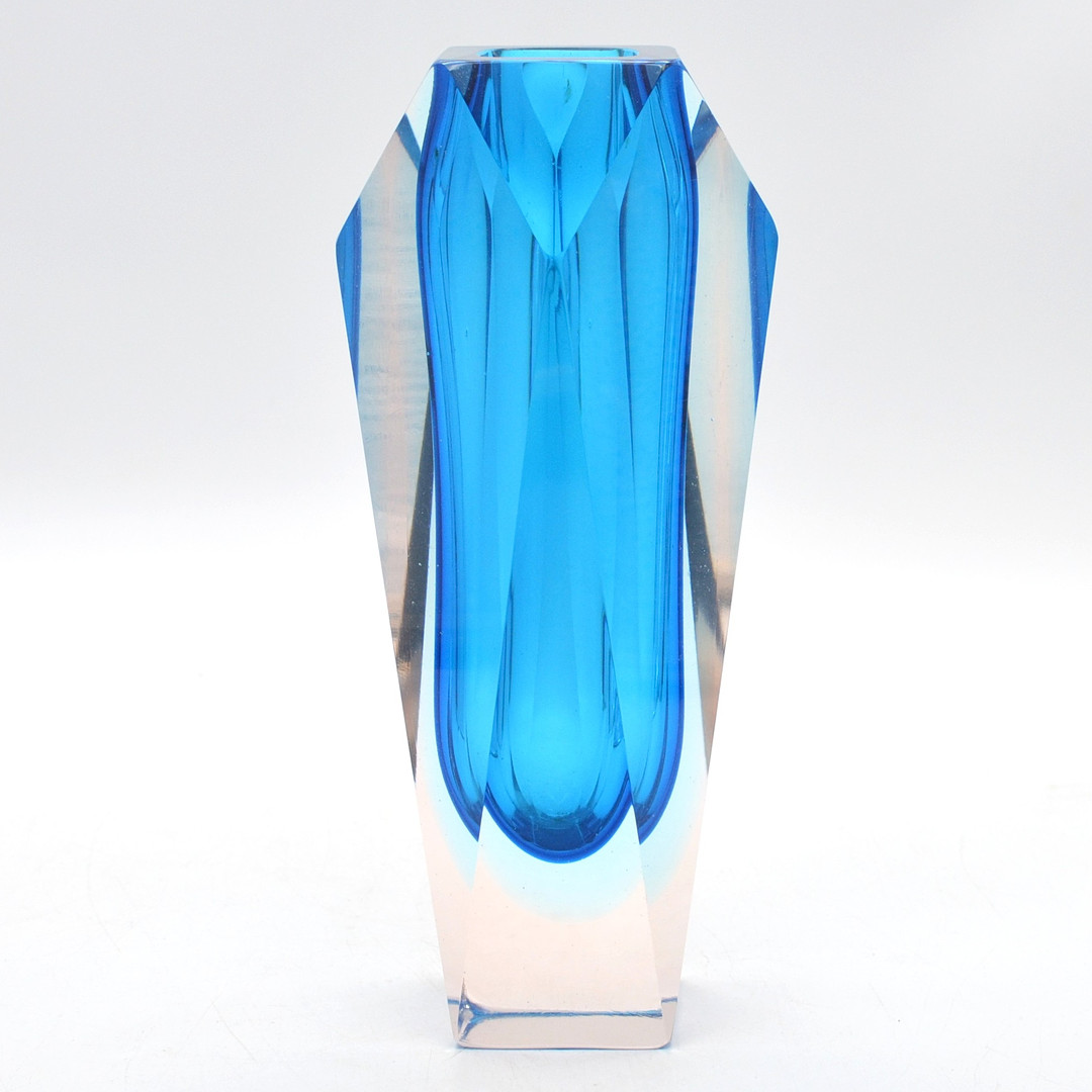ALESSANDRO MANDRUZZATO. MURANO DESIGNERVASE, STUDIOGLAS, FACETTIERTE WANDUNG, SOMMERSO, ITALIEN, UM 1960.