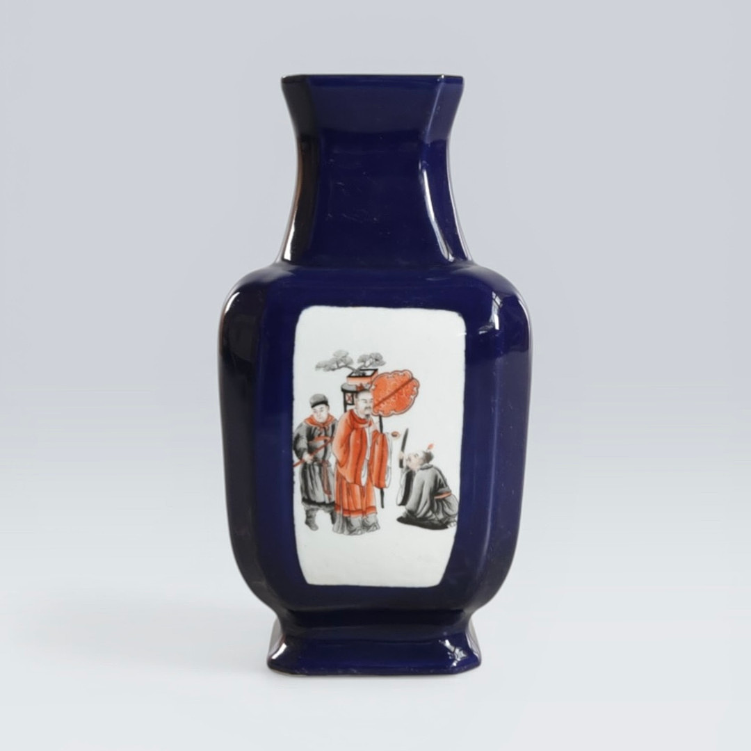 Firkantet vase, dekoreret i blåt med personer og skrifttegn, signeret i bunden. Kina, 20. årh.