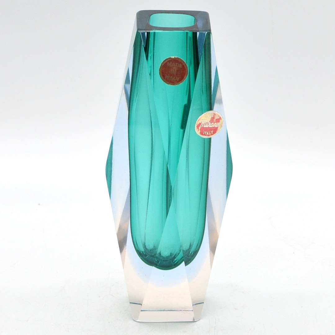 FLAVIO POLI. MURANO DESIGNERVASE, STUDIOGLAS, FACETTIERTE WANDUNG, SOMMERSO, ITALIEN, UM 1960, MIT ZWEI ETIKETTEN.