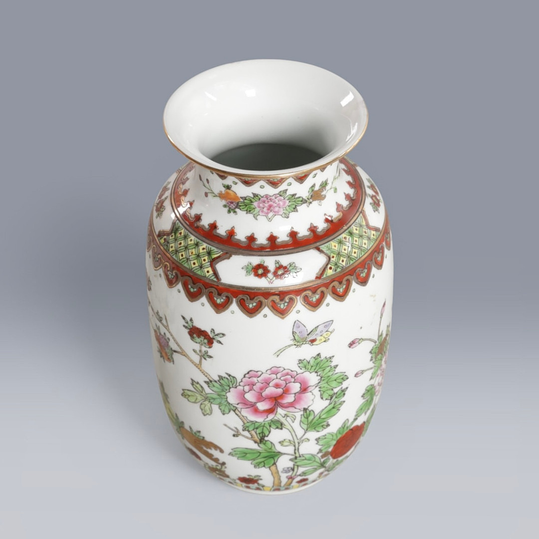 Et par vaser, dekoreret med rød og grøn med motiv af blomster og sommerfugle. Signeret i bunden. Kina, 20. årh. (2).