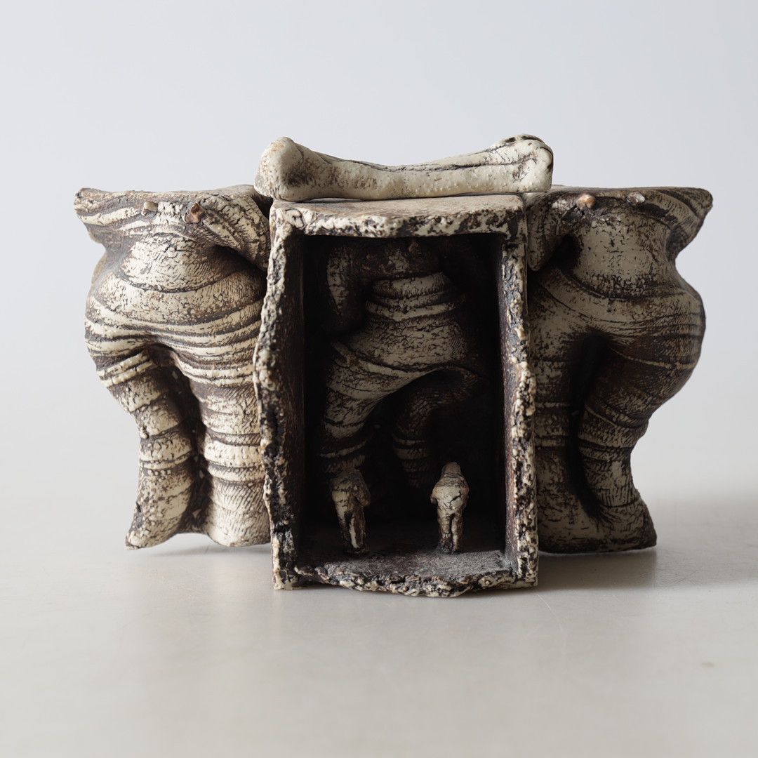 ULLA VIOTTI. Väggskulptur, stengods, etikettmärkt.