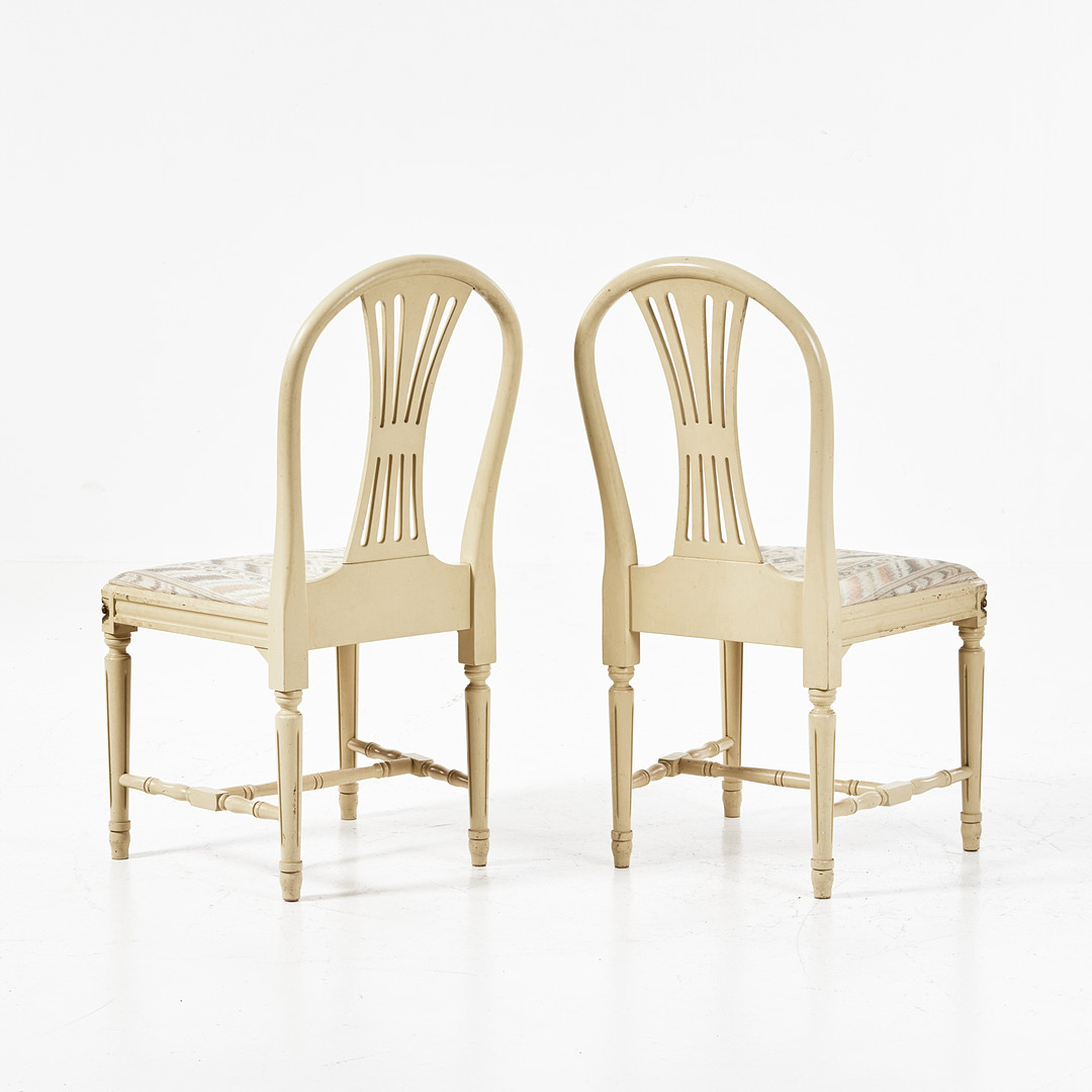 MATGRUPP, 7 dlr., 1900-talets mitt, gustaviansk stil, skuren dekor, bemålade och bronserad detaljer.