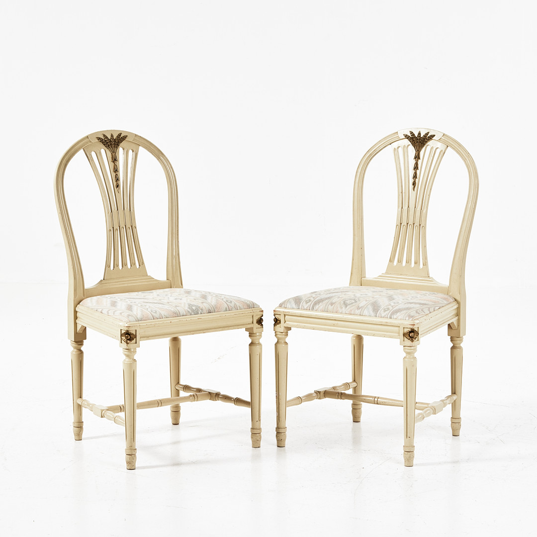 MATGRUPP, 7 dlr., 1900-talets mitt, gustaviansk stil, skuren dekor, bemålade och bronserad detaljer.