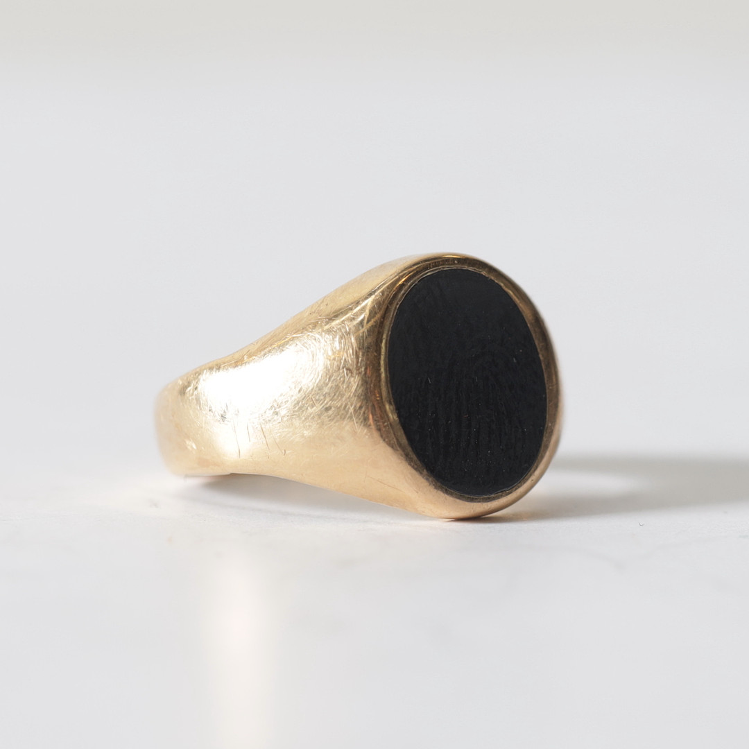 KLACKRING, 18K guld & onyx, 1950-tal. Totalvikt ca 3,8 gram.