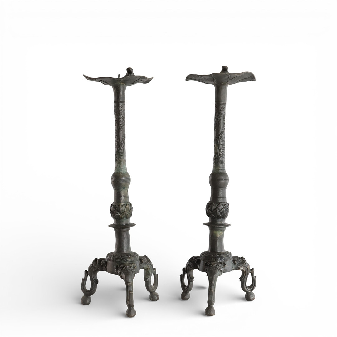 Et par lysestager af mørkpatineret bronze, stamme og tre-fod med dekorationer, signeret i bunden. Kina, 20. årh. (2).
