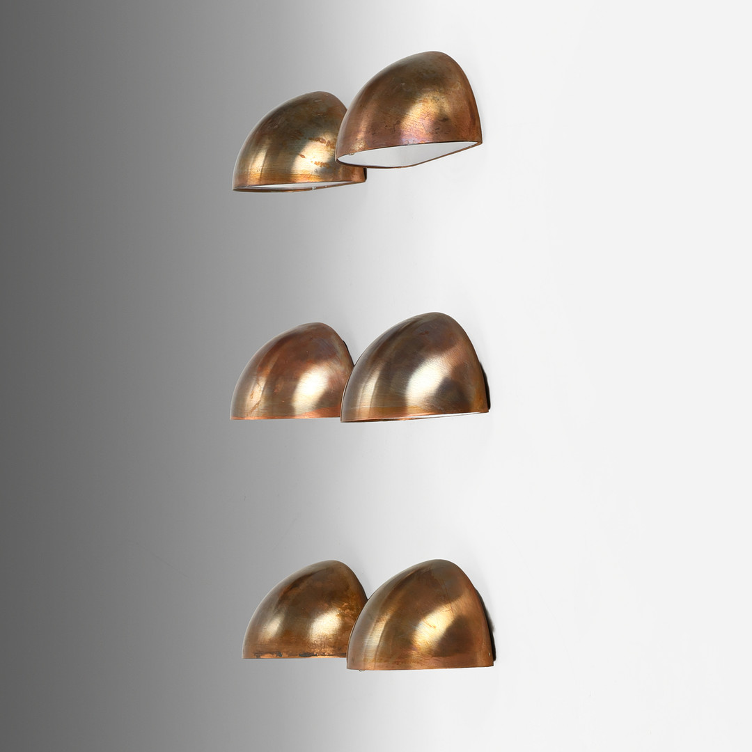 DANSK DESIGN: Et sæt på seks udendørs væglamper af kobber. Horn belysning. Danmark (6).